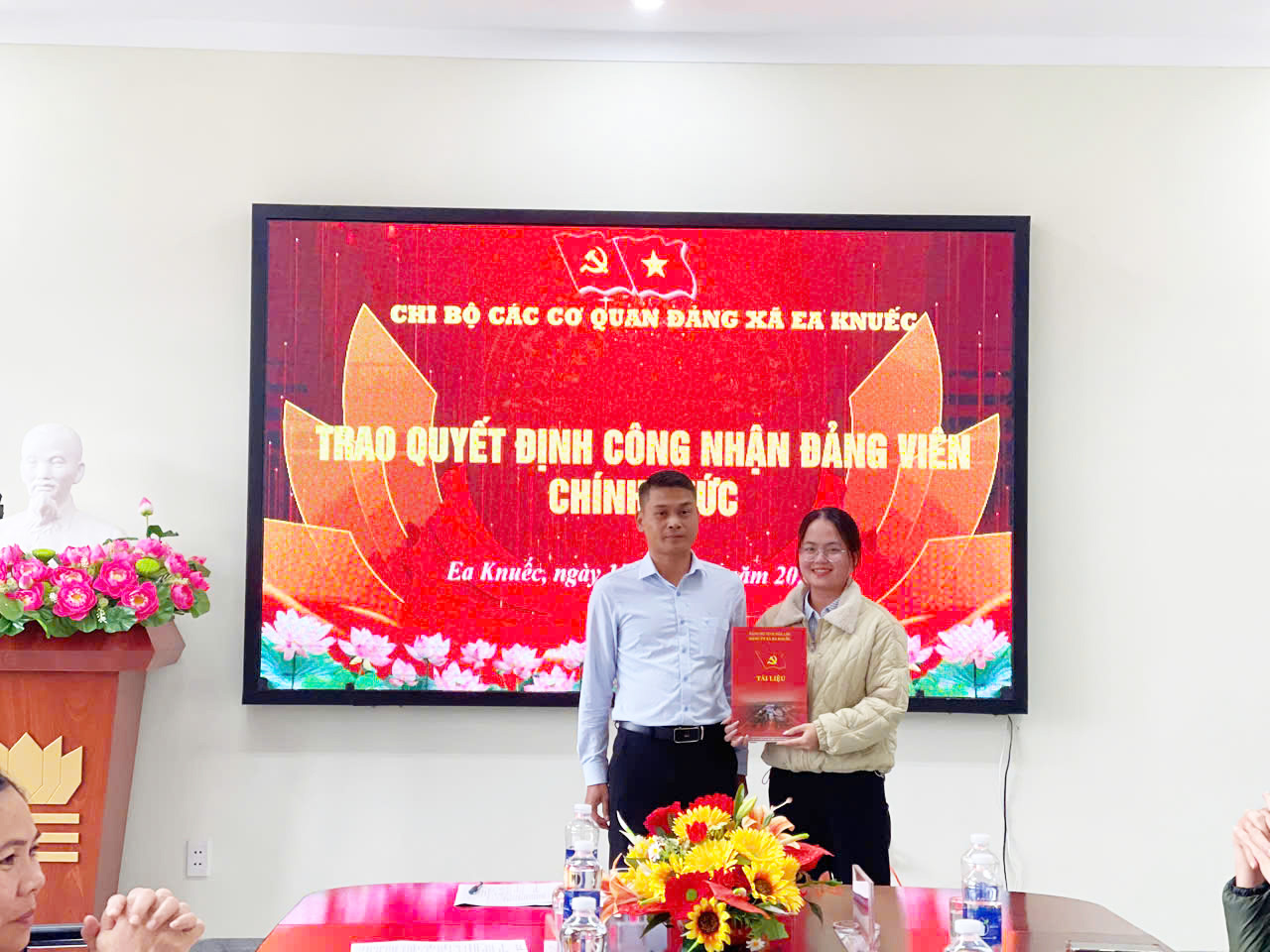 ảnh 3 Trao QĐ công nhận đảng viên chính thức